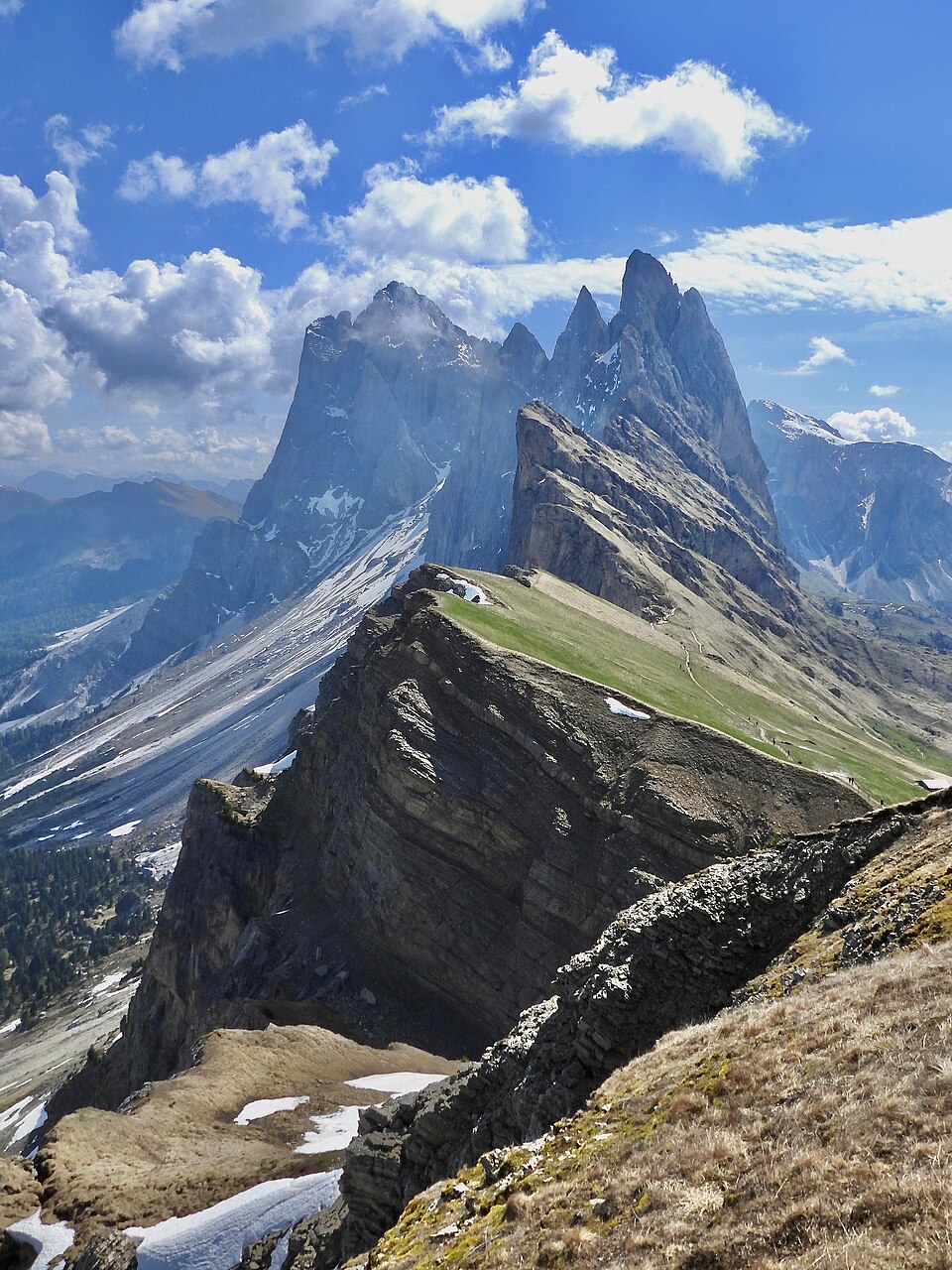 Seceda观景方向的倾斜山脊,一侧是草坡,另一侧为陡峭岩壁