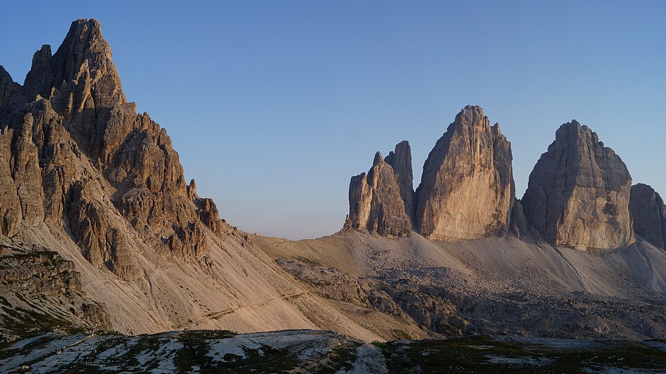 从 Locatelli 山屋一侧眺望三峰北壁,左侧是 Paternkofel,山脚可见碎石步道。